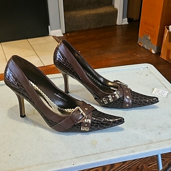 Red Circle Heels, Sz 8.5, Brown, Buckle Design Silvertone Round & Square Studs - Picture 4 of 16